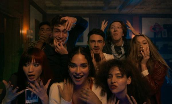 Reina Hardesty as Brooke, Devon Terrell as Reuben, James Morosini as Cyrus, Brittany O'Grady as Shelby, Gavin Leatherwood as Dennis, Nina Bloomgarden as Maya, David Thompson as Forbes and Alycia Debnam-Carey as Nikki in It's What's Inside