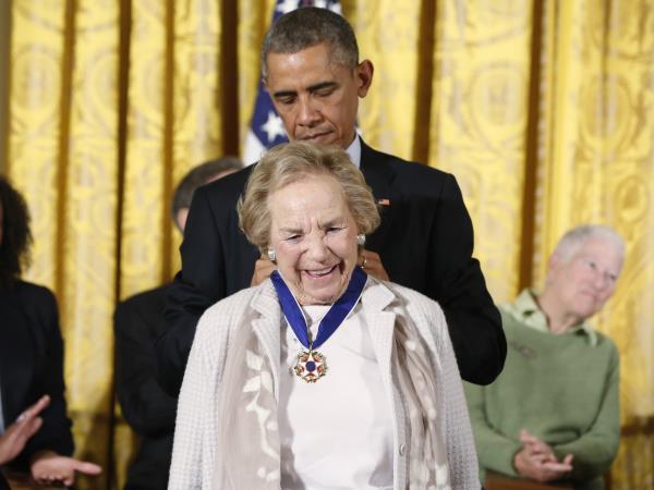 President Obama presents the Presidential Medal of Freedom to Ethel Kennedy, November 24, 2014.  REUTERS/Larry Downing